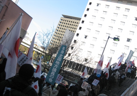 2009-12-15hiru1.keidanrenkaikanmae027.jpg